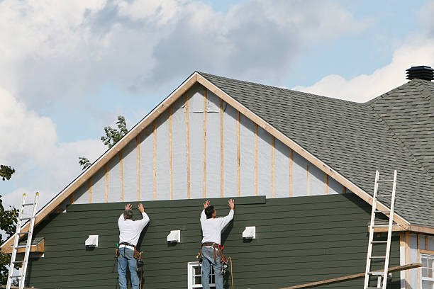 Professional Emergency Siding Repair technician working in Dalzell, SC